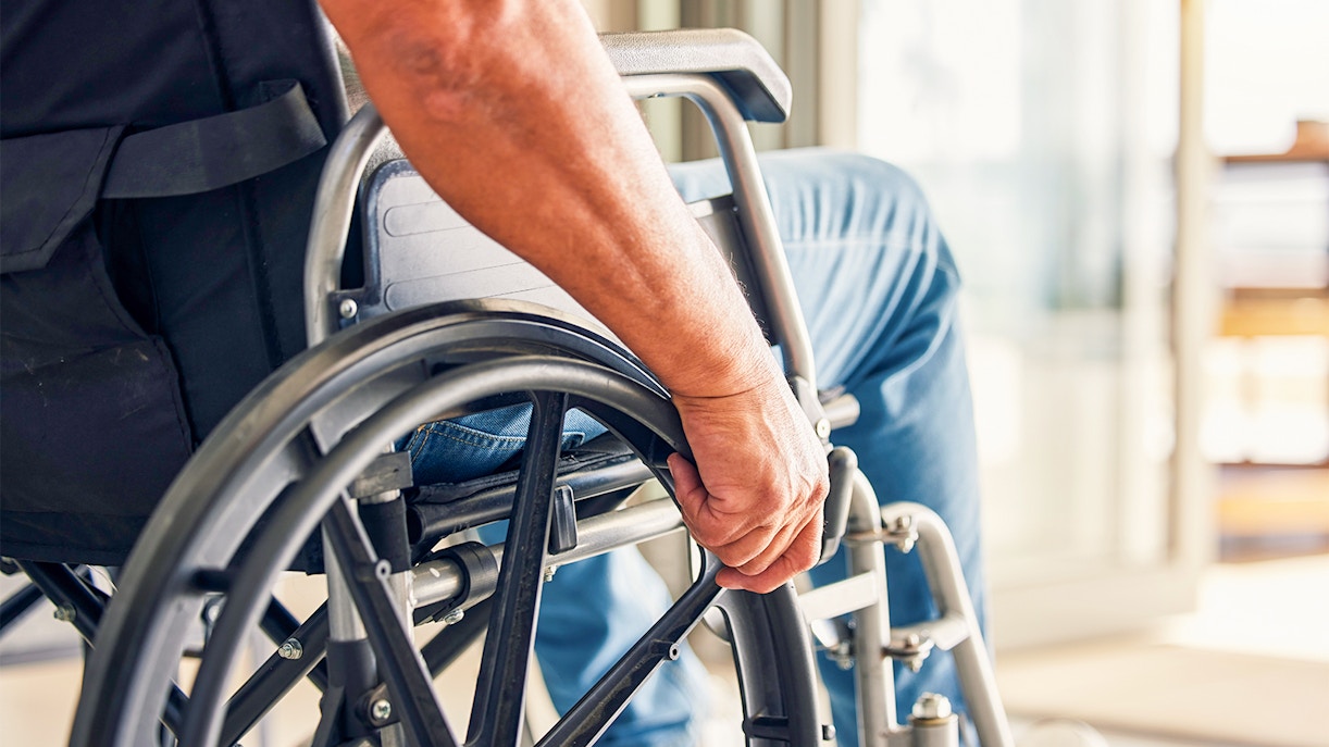 Person in a wheelchair on a Schifffahrt Frankfurt tour.