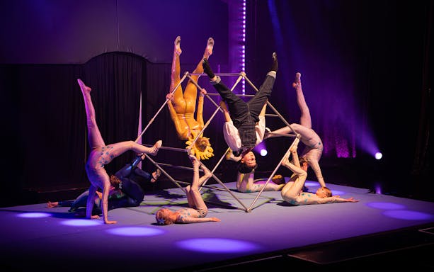 Acrobats performing on stage in Zimt & Zauber: THE WIZARD OF OZ show.