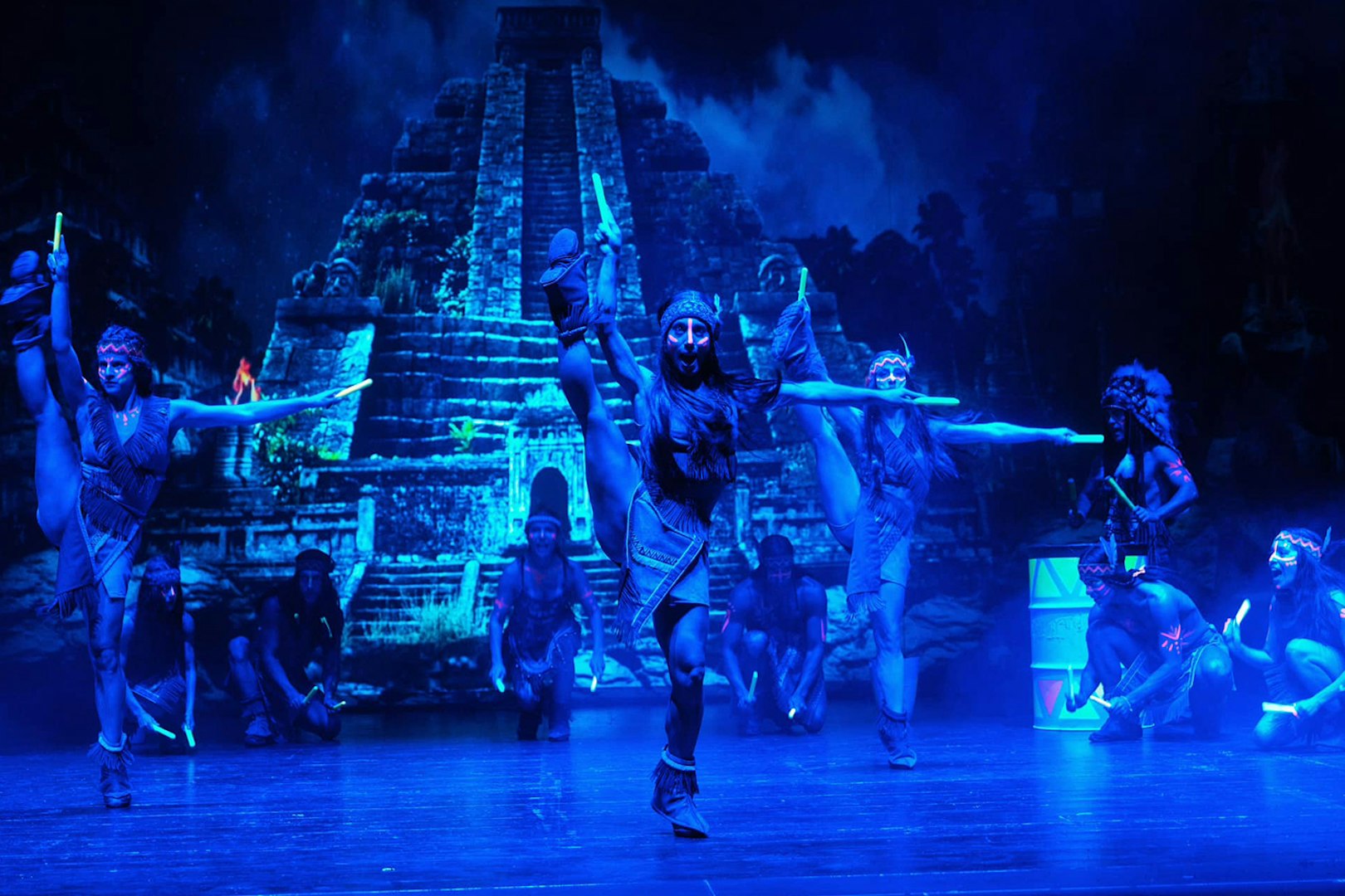 Performers in tribal costumes dancing on stage during Peter, El musical.