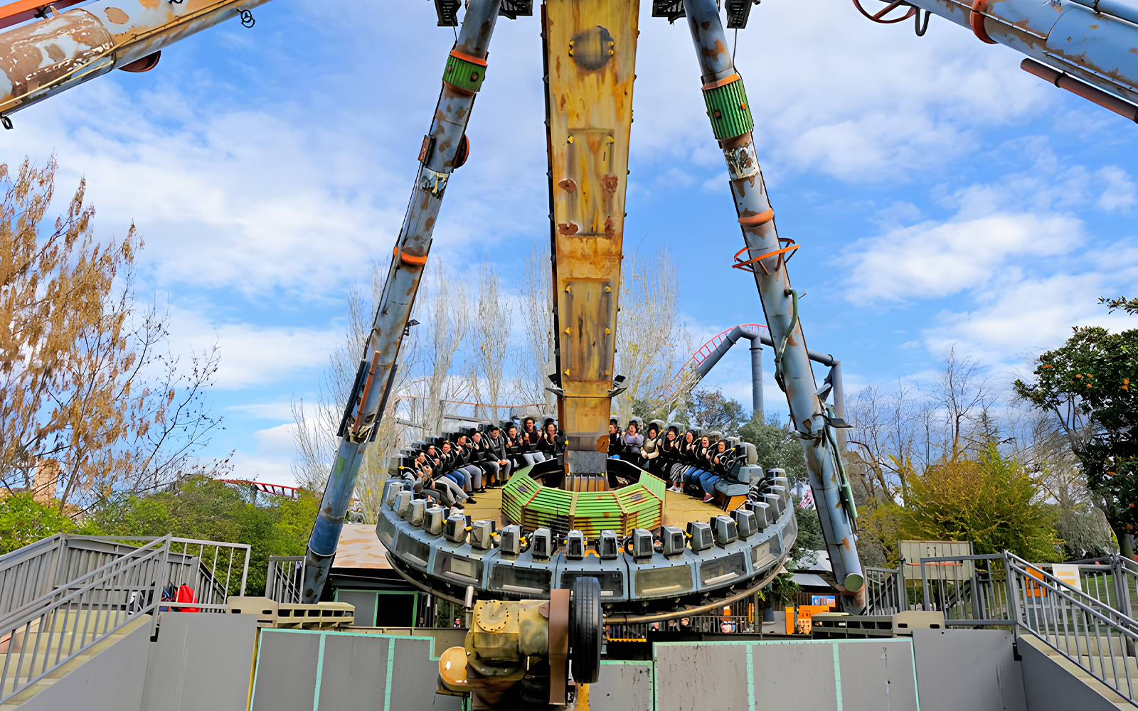 Parque de Atracciones de Madrid ride The Machine with passengers seated.