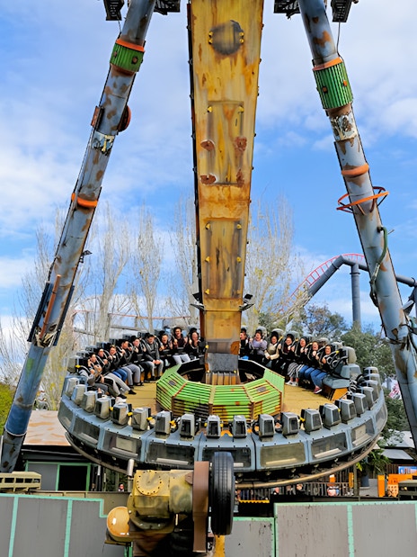 Parque de Atracciones de Madrid ride The Machine with passengers seated.