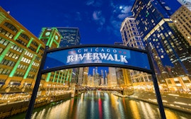 Promenade sur les rives de la rivière Chicago