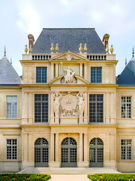 Carnavalet Museum courtyard with historic architecture in Paris.