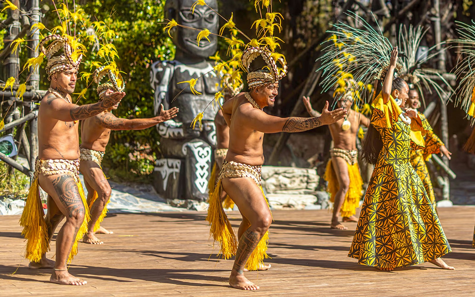 Aloha Tahití show performers in traditional attire at PortAventura, Spain.