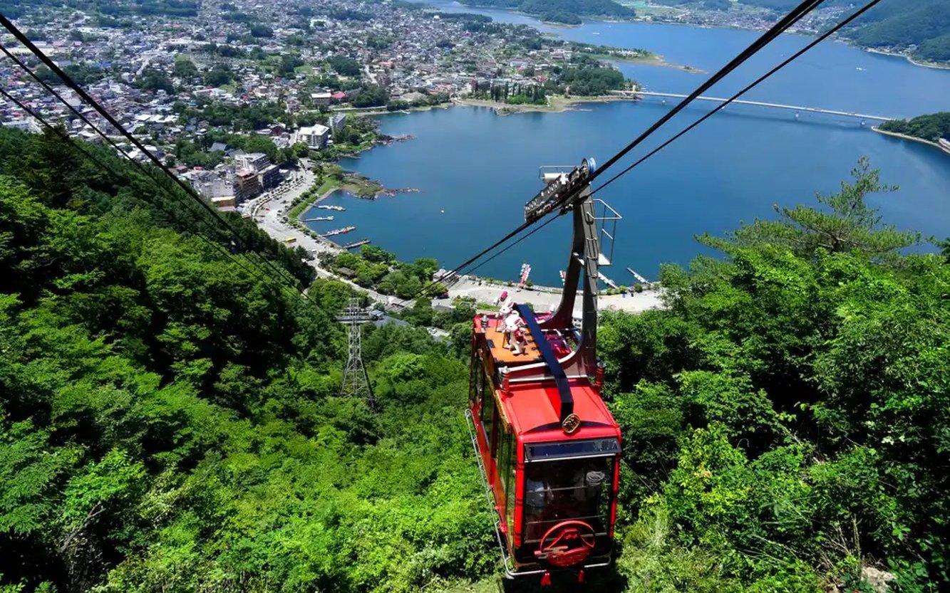 Kawaguchiko Ropeway overlooking Lake Kawaguchi with town view.