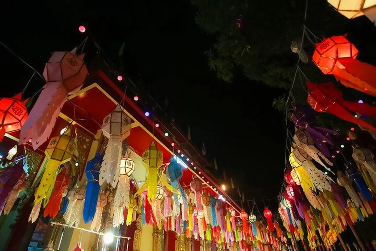 Chiang Mai Night Tuk-Tuk Tour: Temples and Night Market with Street-Food Tasting