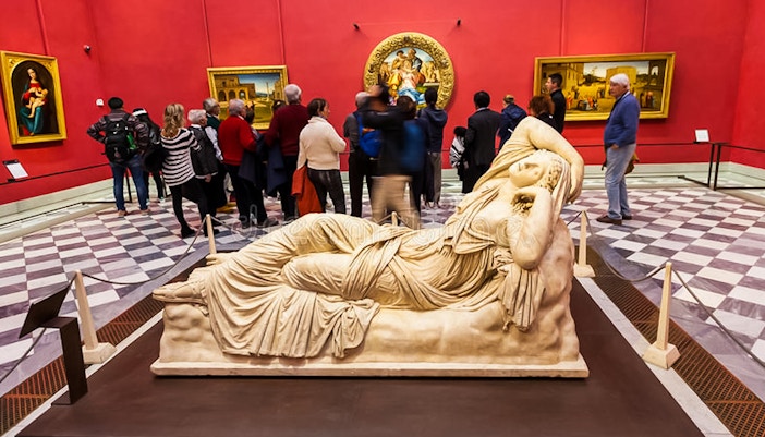 Visitantes entrando na Galeria Uffizi, em Florença, com ingressos reservados e audioguia.