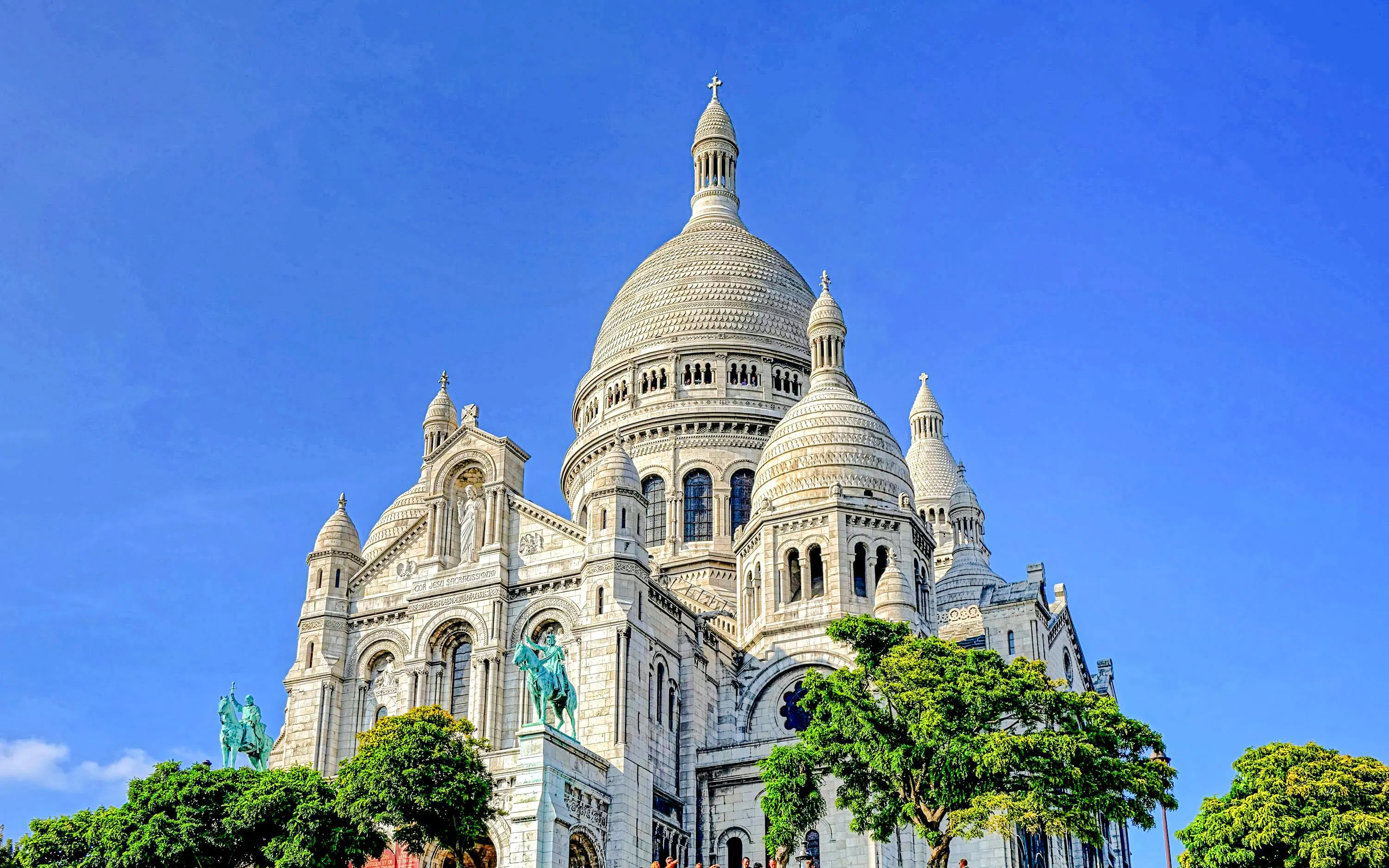Sacre-Coeur Basilica in Montmartre, Paris, under a clear blue sky.
