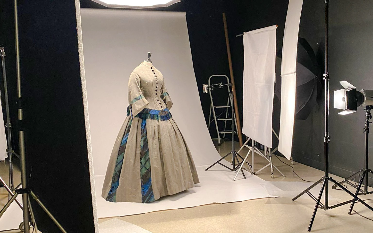 Mannequin displaying historical dress in Palais Galliera exhibition setup.