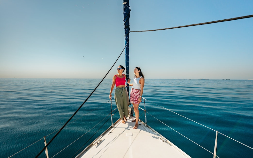 Friends enjoying a Barcelona sightseeing cruise on a sailing yacht.