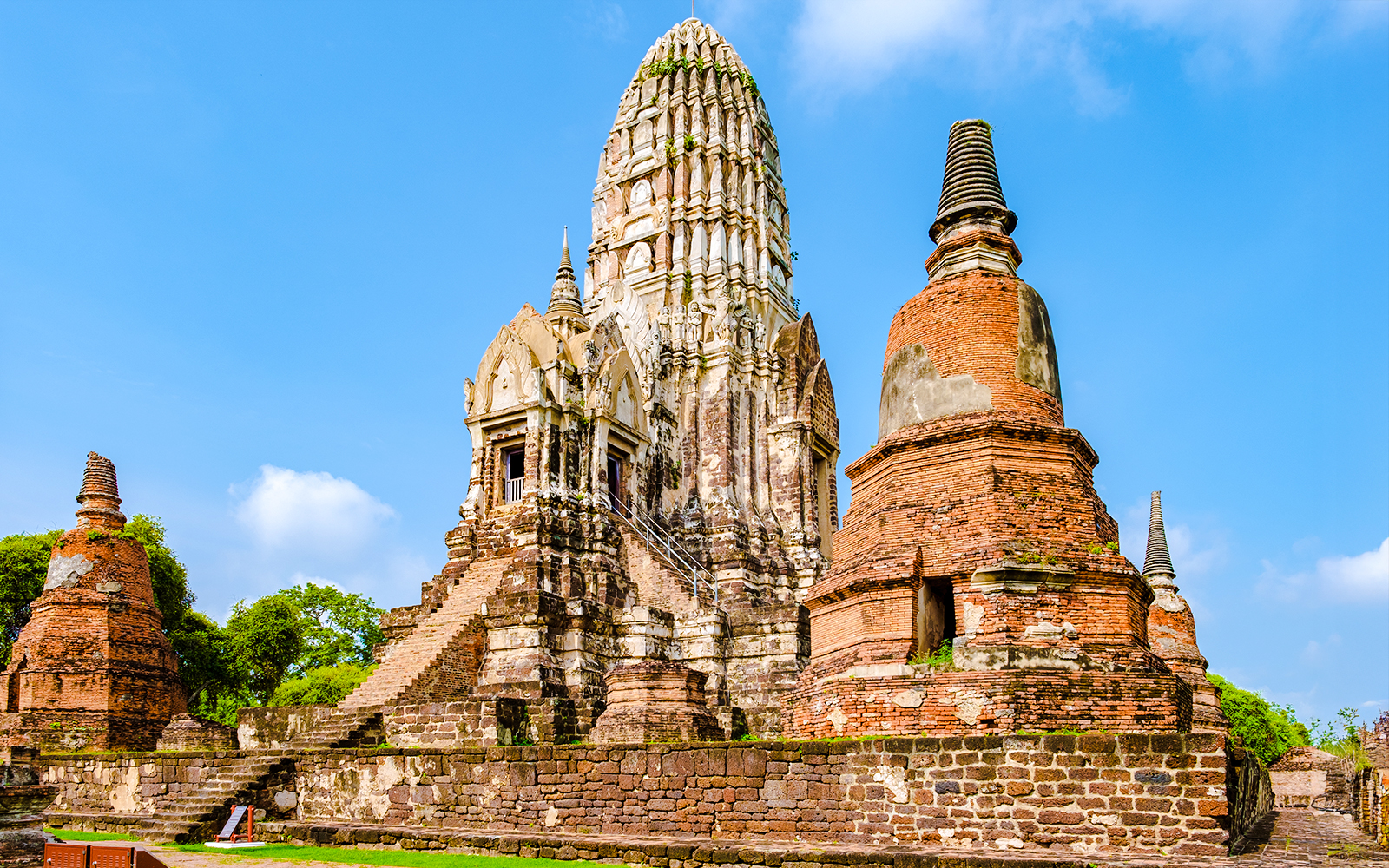 Wat Ratchaburana temple ruins in Ayutthaya, featuring ancient brick stupas and central prang.