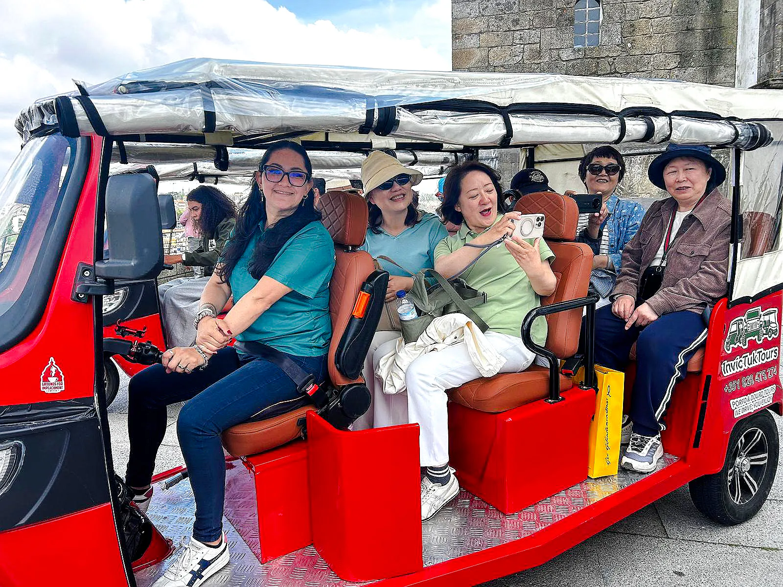 privat tuk-tuk-tur i porto med temaet «oppdagelsestiden», inkludert inngangsbillett til world of discoveries-museet-5