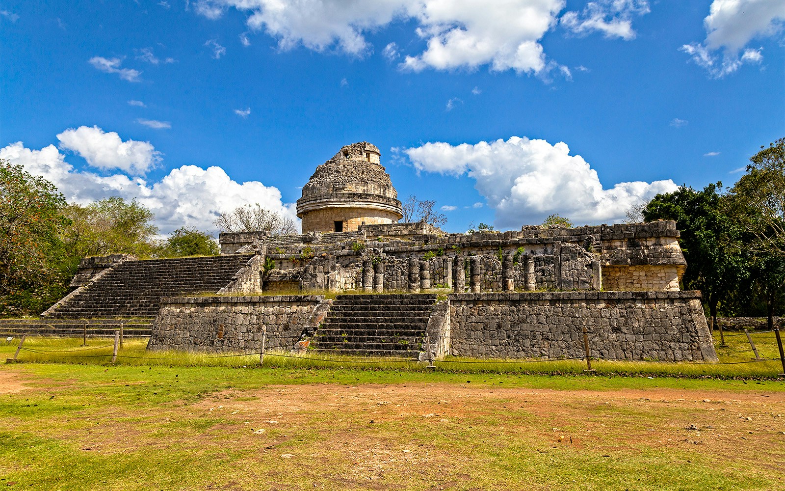 El Caracol observatory at Chichén Itzá under a blue sky.