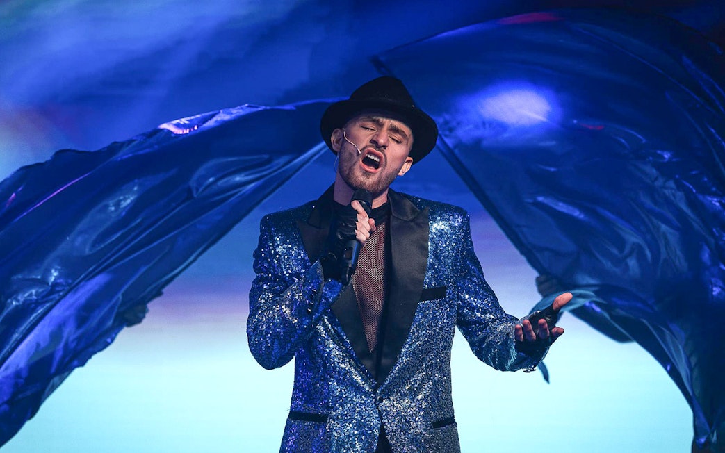 Cabaret singer performing at La Scène Dinner Show in Prague.