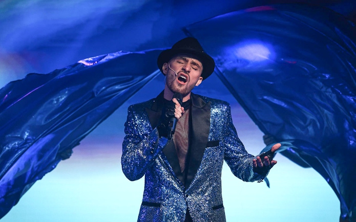Cabaret singer performing at La Scène Dinner Show in Prague.