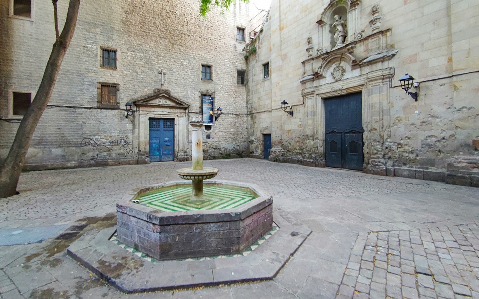 Fountain in a courtyard of Barcelona's Gothic Quarter during a guided tour.