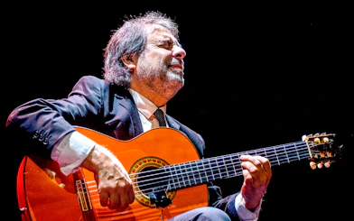 Flamenco guitarist performing at Pasión Espectáculo flamenco.