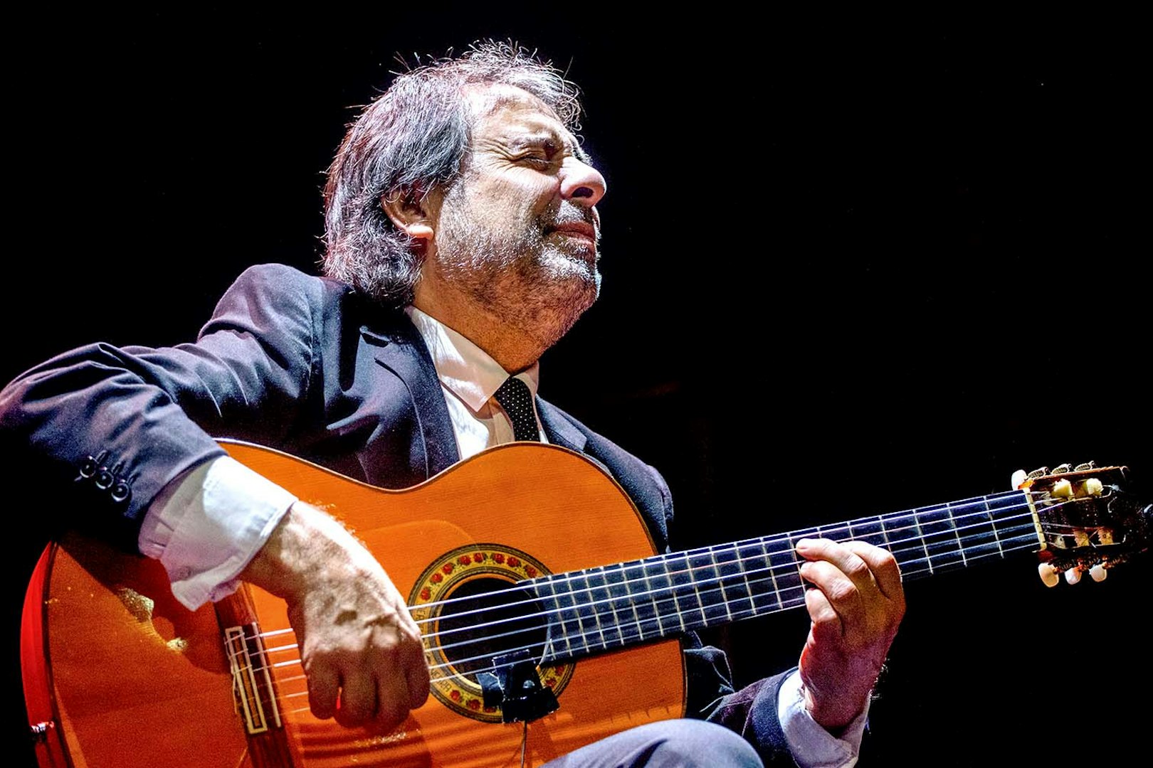 Flamenco guitarist performing at Pasión Espectáculo flamenco.