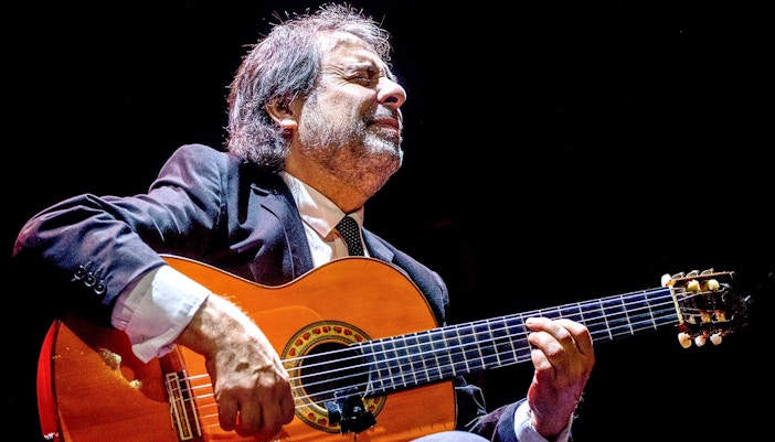 Flamenco guitarist performing at Pasión Espectáculo flamenco.