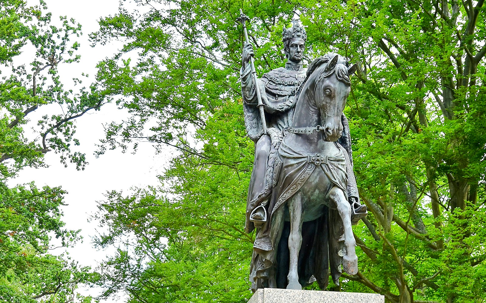 Equestrian statue of Emperor Francis I surrounded by trees.
