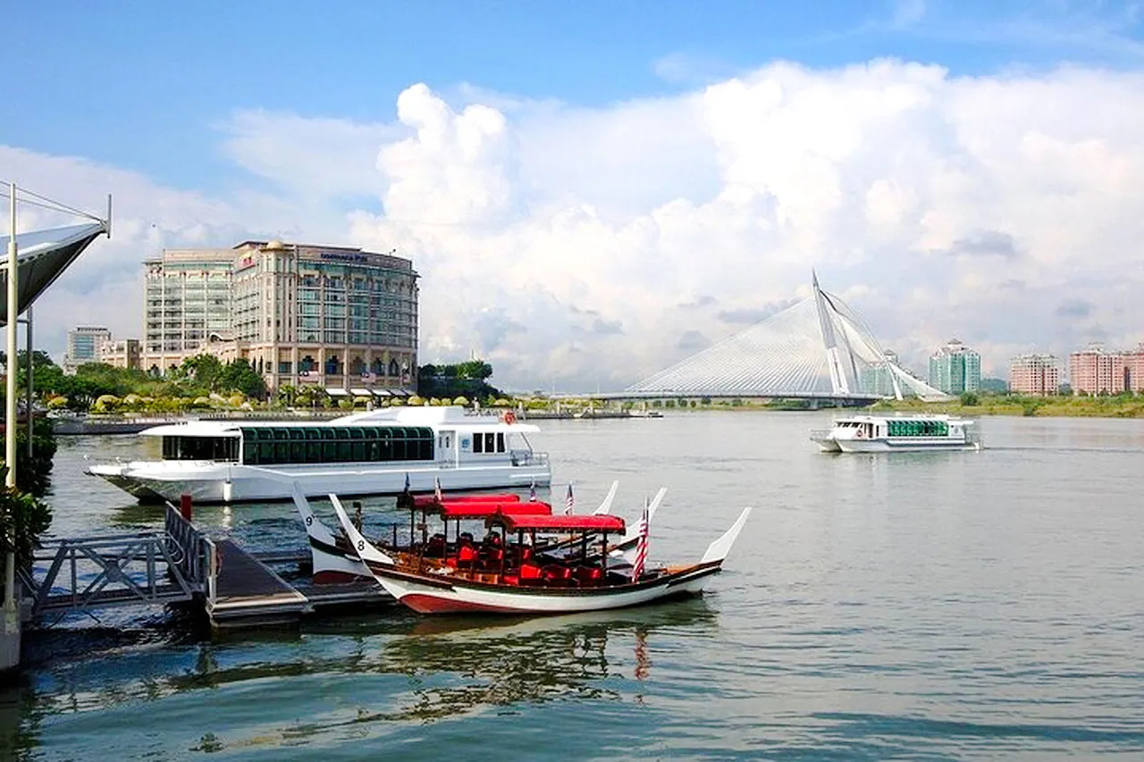 Putrajaya Private City Tour with Lake Cruise Image 12