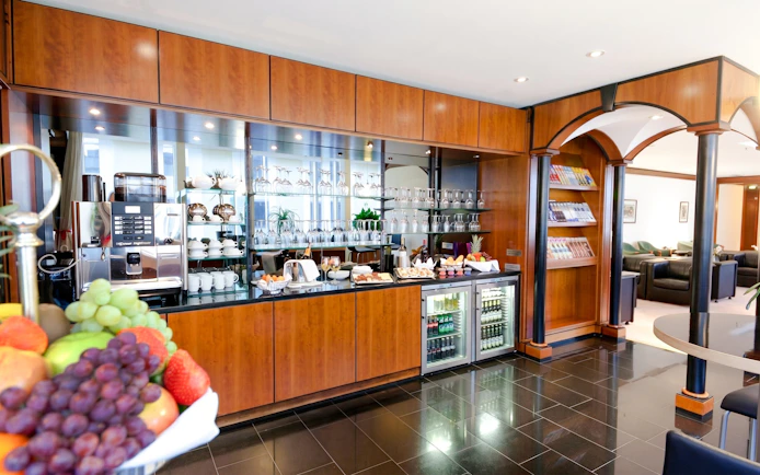 LuxxLounge buffet area with snacks and drinks at Terminal 1, Frankfurt International Airport (FRA).