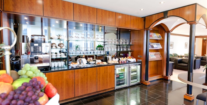LuxxLounge buffet area with snacks and drinks at Terminal 1, Frankfurt International Airport (FRA).