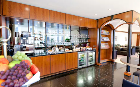 LuxxLounge buffet area with snacks and drinks at Terminal 1, Frankfurt International Airport (FRA).