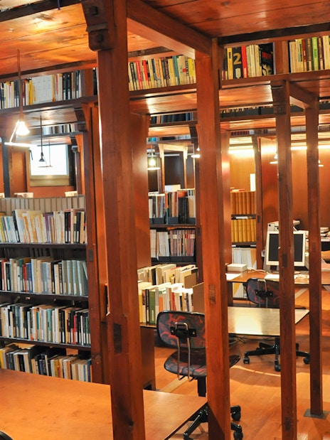 Library interior at Fundació Antoni Tàpies, Barcelona, with wooden shelves and reading desks.