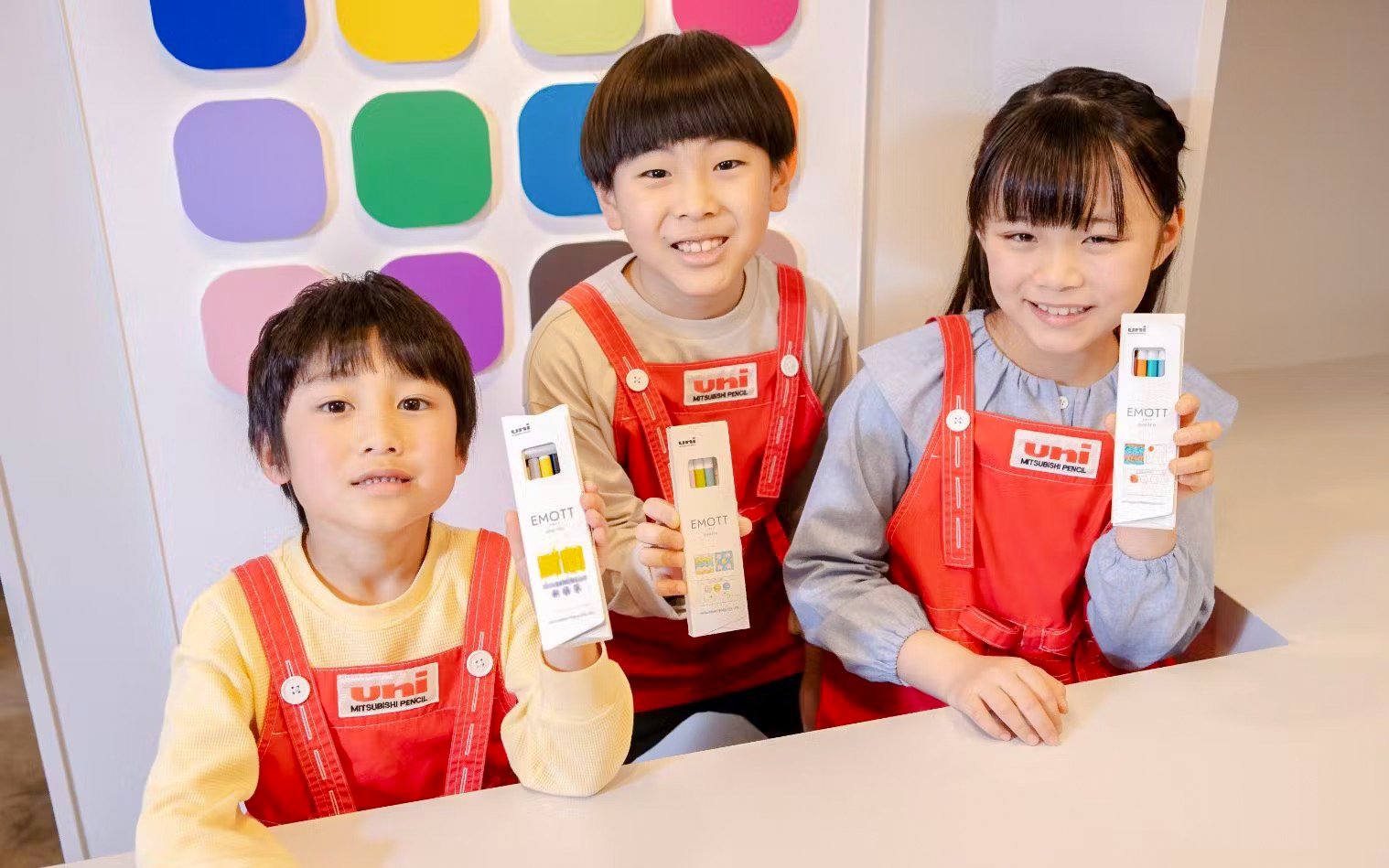 Children holding art supplies at KidZania Osaka Koshien.