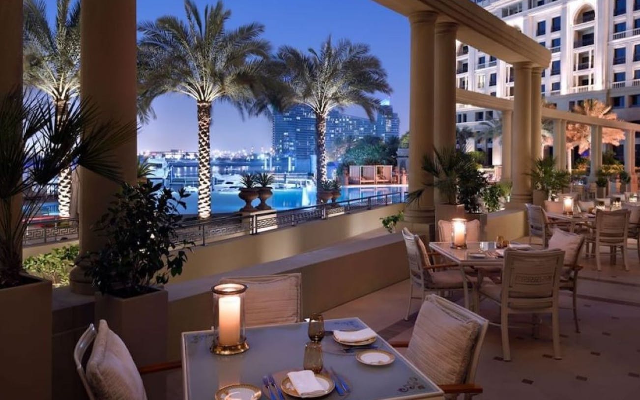 ein persisches enigma-gourmeterlebnis mit einem vom küchenchef zusammengestellten mehrgang-menü zum teilen in einem ambiente von versace-2