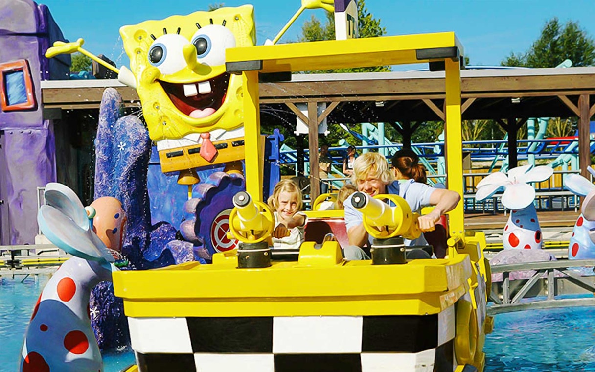 Visitors enjoying a boat ride at Spongebob-themed attraction in Movie Park.
