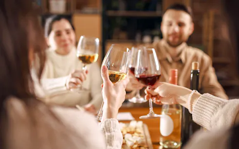 passeio a pé em grupo reduzido por paris com degustação de vinhos e queijos-1