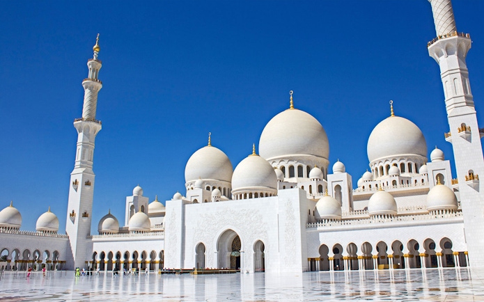 Sheikh Zayed Grand Mosque in Abu Dhabi with blue sky background.