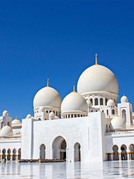 Sheikh Zayed Grand Mosque in Abu Dhabi with blue sky background.