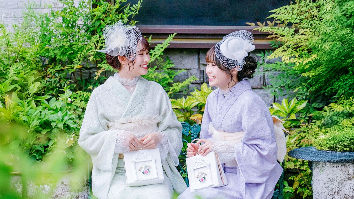 Visitors wearing kimonos in a garden in Kyoto Arashiyama.