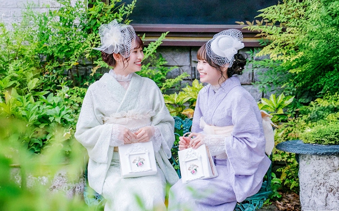 Visitors wearing kimonos in a garden in Kyoto Arashiyama.