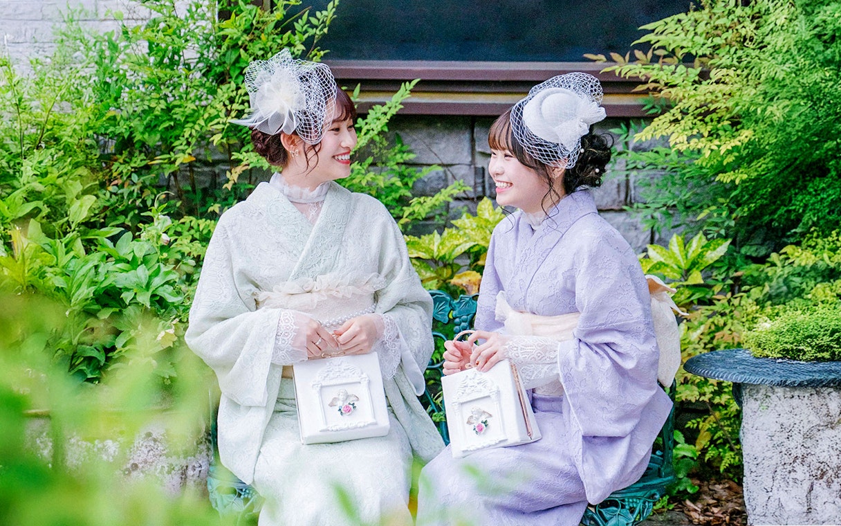Visitors wearing kimonos in a garden in Kyoto Arashiyama.