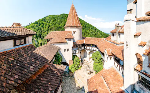 saindo de bucareste: locais de filmagem de “cantacuzino” na quarta-feira, excursão guiada de um dia aos castelos de peleș e bran-1