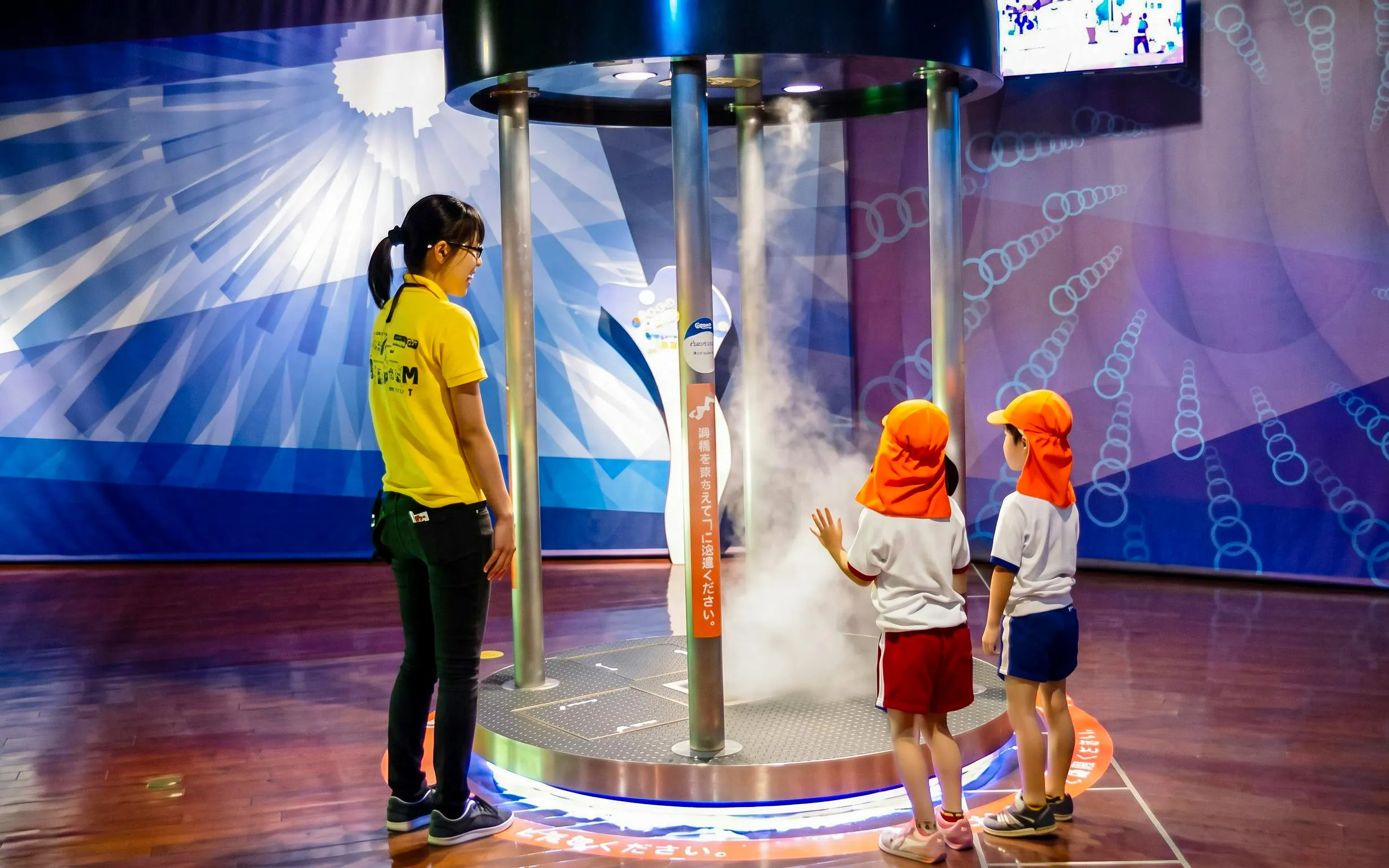 Children exploring a mist exhibit at Okinawa Zoo & Museum.