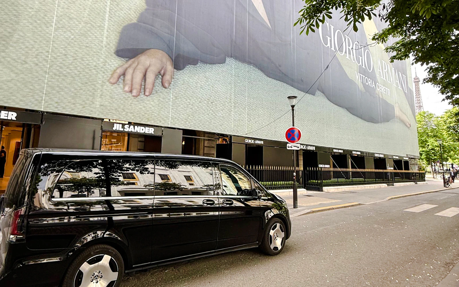 Paris Private Chauffeur-Driven City Highlights Tour with Pickup and Drop-off