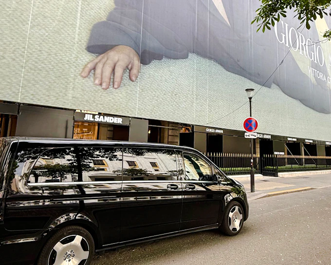 Paris Private Chauffeur-Driven City Highlights Tour with Pickup and Drop-off