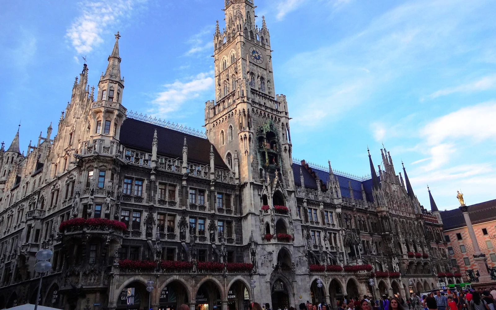 Munich Private Walking Tour: English Garden, Marienplatz and Munich Residenz