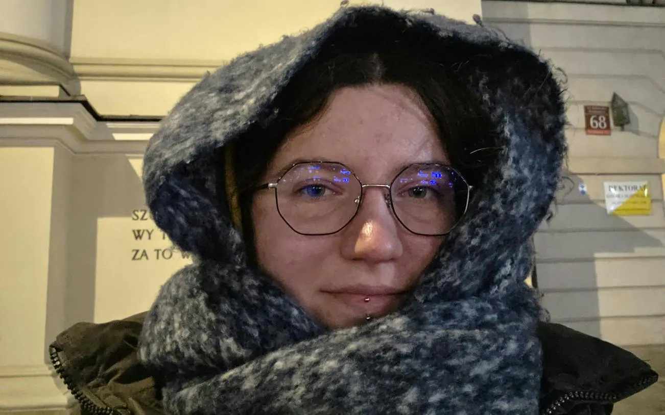 Person bundled in a scarf during Warsaw Murder Mystery city exploration game.