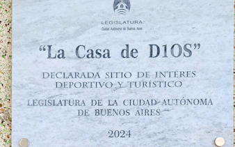 Plaque at "La Casa de D10S," Buenos Aires, declared a sports and tourist site by the city legislature.