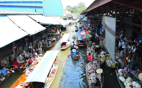 Boats selling goods at Damnoen Saduak Floating Market, part of Ayutthaya tour from Bangkok.