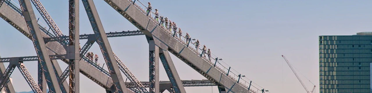 Salita avventurosa sul Ponte della Storia