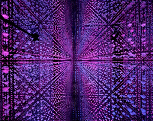 Visitantes explorando o Museu Moco em Barcelona, vendo artes digitais imersivas com seus ingressos de entrada