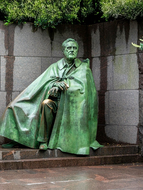 Franklin D. Roosevelt statue with dog at memorial in Washington D.C.