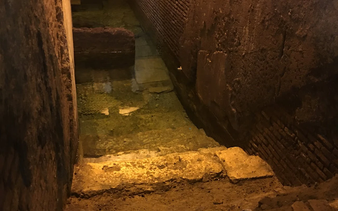 Geführte Tour durch die Gänge des Untergrunds des Stadtteils Trevi — 3